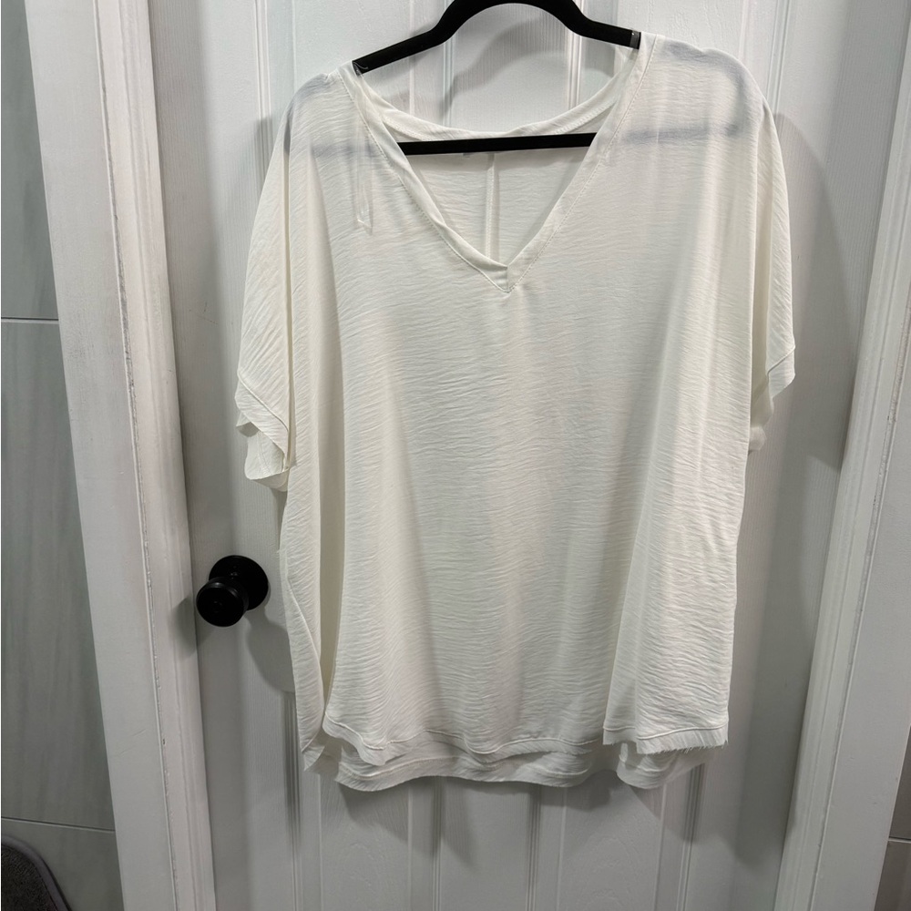 Relaxed V-Neck Short Sleeve Blouse in Off-White